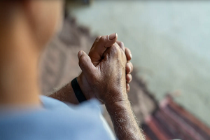 Cristão percorre sua região de bicicleta para evangelizar surdos